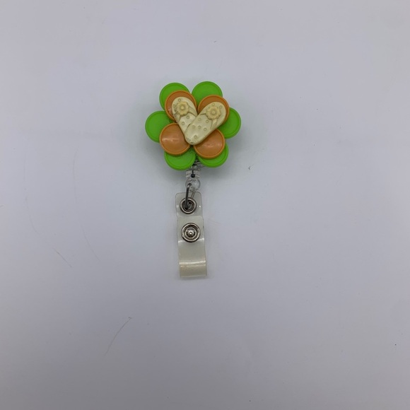 Green & Beige Grannycore Lanyard Clip & Reel With Center Flip Flops Charm Vtg. - Picture 1 of 5